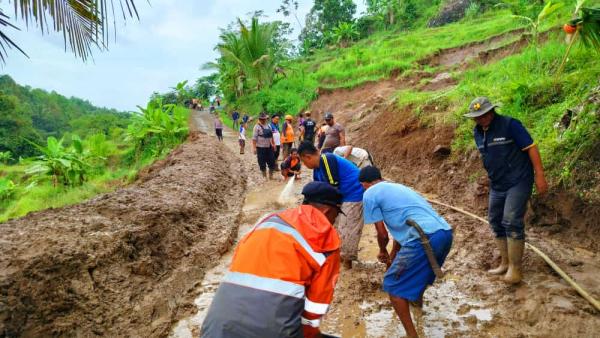 Akses Jalan Mekarmulya-Sidamulih Pamarican Ciamis Normal Kembali Setelah Lumpuh Total Selama 24 Jam