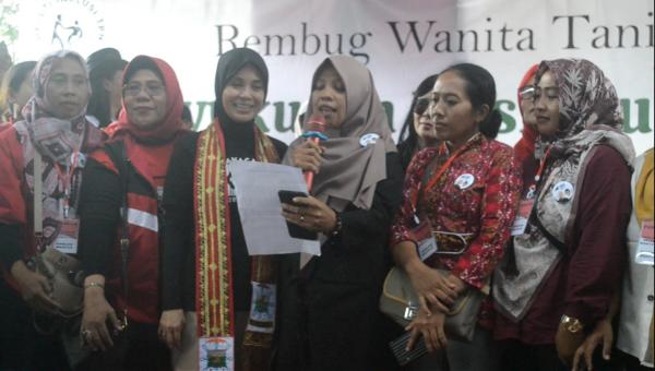 Ibu Siti Atiqoh Hadirin Syukuran Hasil Bumi Rembug Wanita Tani di Pekon Sukoyoso