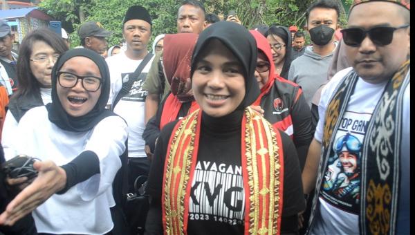 Deklarasi KWT Pringsewu: Ibu Siti Atiqoh Paparkan Program Kartu Sakti untuk Pemilu 2024