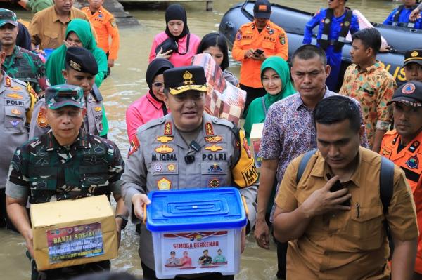 Kapolda Riau Bersama Danrem Tinjau Banjir Rohul, Tinjau Sembari Salurkan Bantuan