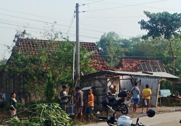 Hujan Disertai Angin Puting Beliung Terjang Grobogan, Ratusan Rumah Rusak