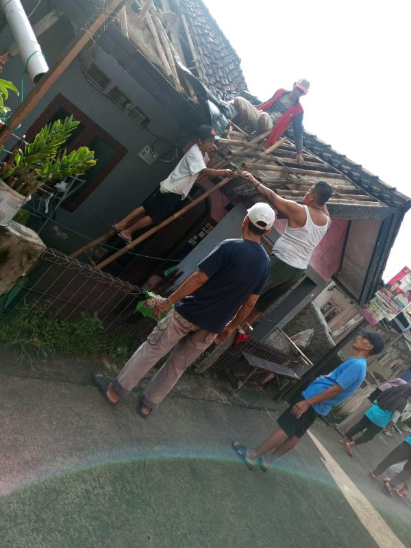 Aparatur Kelurahan Bojong Pondok Terong bersama Warga Bantu Korban Atap Roboh