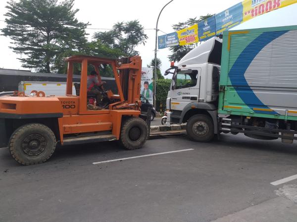 Truk Suplier Indogrosir Terperosok, Lalulintas Jalan Raya Parung Bojongsari Sempat Macet Panjang