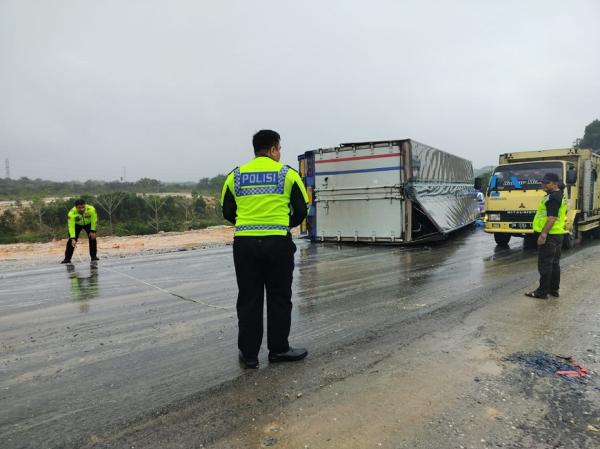 Truk Hantam Bus Saat Nyalip, 4 Luka