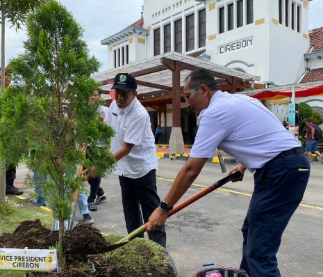 KAI Go Green, Daop 3 Cirebon Tanam Puluhan Pohon Dilingkungan Stasiun Kejaksaan