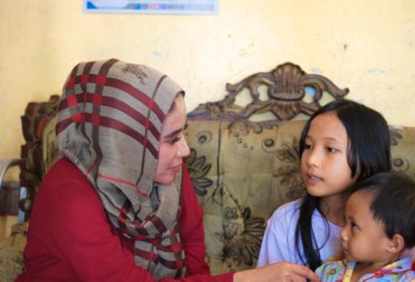 Momen Haru Ratu Ageng Rekawati Kunjungi Nadya Aisha, Gadis Kecil yang Setia Rawat Ibu Sakit