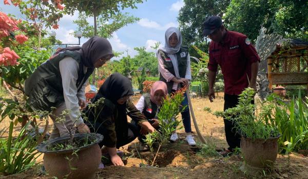Peduli Alam, Relawan Jatim Beragam Ganjar-Mahfud Ponorogo Tanam Ratusan Pohon
