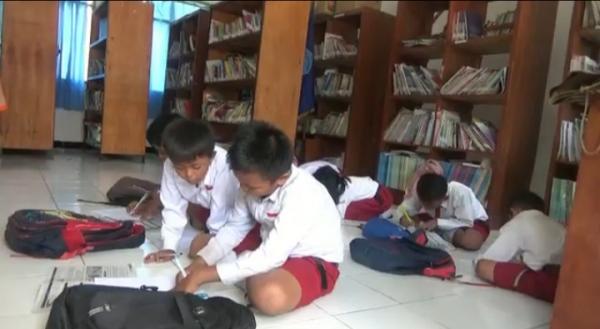 Sekolah Ambruk, Siswa SDN Belajar Secara Lesehan di Ruang Perpustakaan dan Musholla