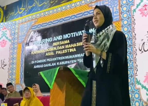 Mahasiswi Palestina di UMP Berbagi Kisah Inspiratif dengan Puluhan Santri di Tegal