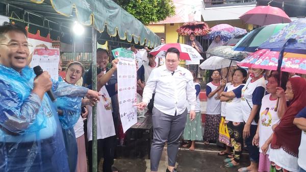 Ratusan Warga Banyu Urip Surabaya Rela Hujan-hujanan Hadiri Kampanye Caleg Perindo Anang Iskandar