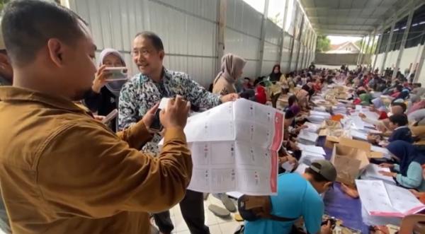 Jelang Pemilu, KPUD Tuban Lakukan Penyortiran dan Pelipatan Surat Suara