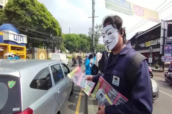 Tolak Politik Dinasti, Ratusan Mahasiswa Lakukan Aksi Sebar Pamflet di Ciputat