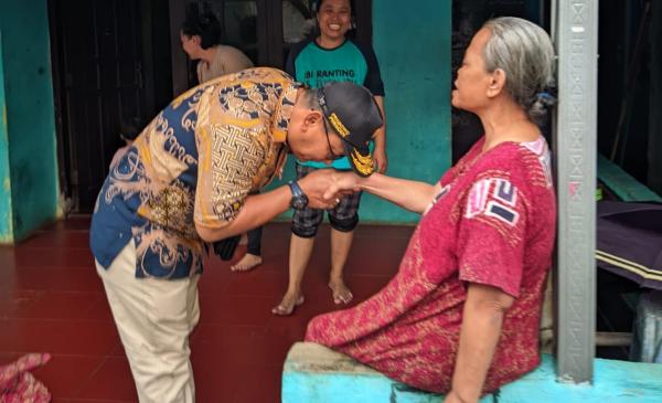 Caleg Gerindra Depok Hamzah Cium Tangan Lansia saat Blusukan, Warga: Caleg yang Sopan