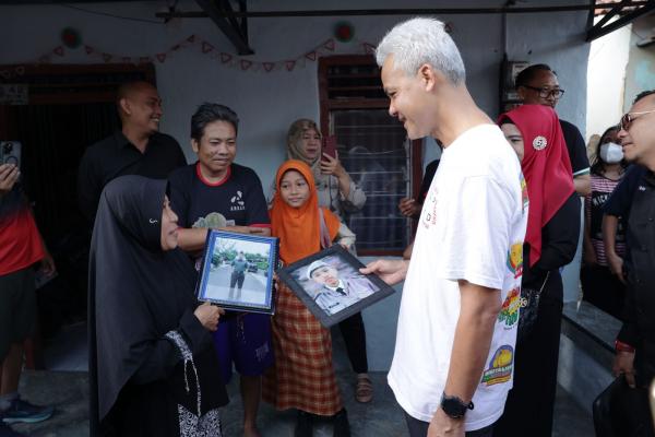 Ganjar Kaget Warga Perlihatkan Foto Anggota TNI AD, Setelahnya Bangga Ternyata Alumni SMKN Jateng