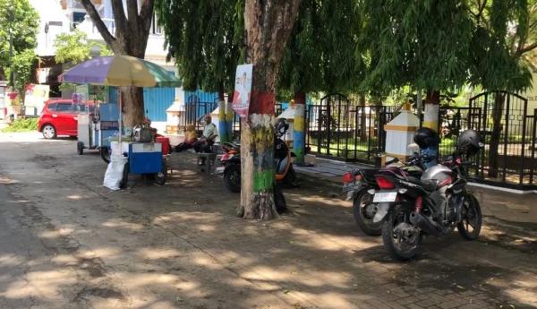 Serbuan Ulat di Taman Kota Ponorogo Bikin Pedagang Kaki Lima Turun Omzet