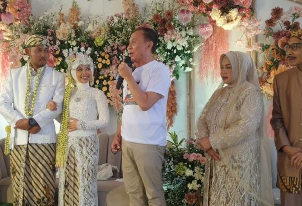 Iwan Bule Bikin Kejutan di Pernikahan Relawan saat Kunjungi Kuningan