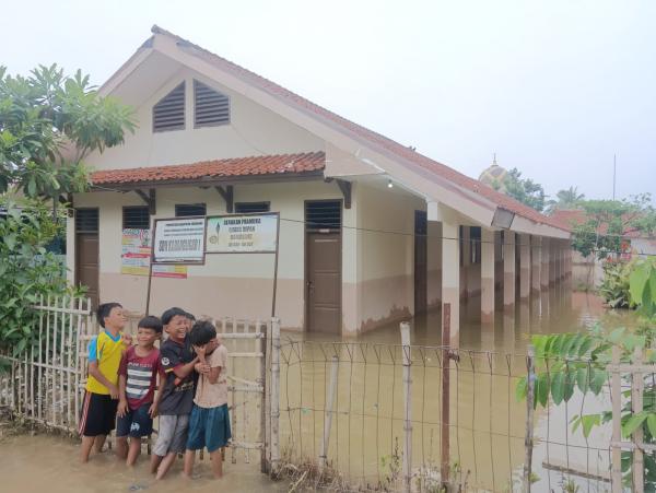Sekolah Libur Gegara Banjir, Siswa dan Guru Gotong Royong Bersihkan Lumpur
