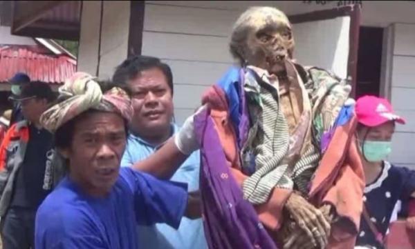 9 Ritual Nyeleneh di Dunia, Ada Mayat Berjalan dari Indonesia
