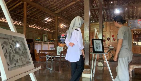 Unik, Belasan Karya Seni Rupa Seniman Cilik Ponorogo Dipamerkan di Omah Bantarangin