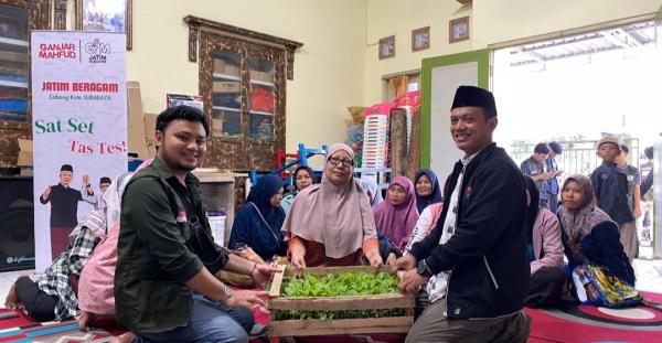 Bentuk Ketahanan Pangan, Relawan Jatim Beragam Surabaya Bagikan 1000 Bibit Tanaman
