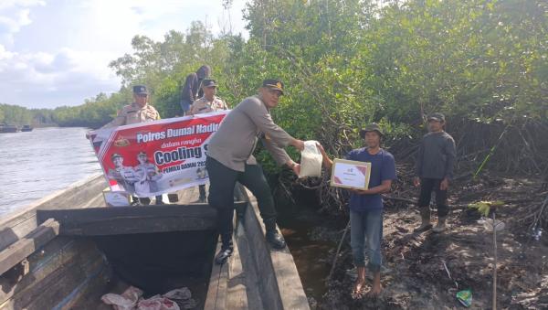 Kapolsek Sungai Sembilan Berikan Bantuan Sembako Kepada Masyarakat Dalam Rangka Cooling System