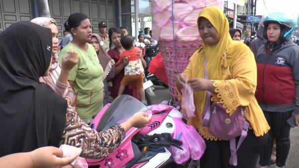 Kisah Sukses Ndo Lina, Single Mom yang Jualan Kerupuk Goreng Pasir Gunakan Moge di Demak