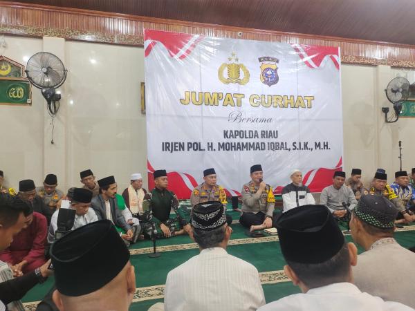 Jum'at Curhat Bersama Kapolda Riau, Tuai Respon Positif Banyak Pertanyaan Dari Masyarakat di Mesjid