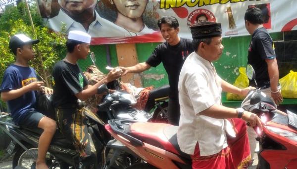 Jumat Berkah, Warga Surabaya Dapat Rezeki Tak Terduga dari Relawan Capres-Cawapres RI