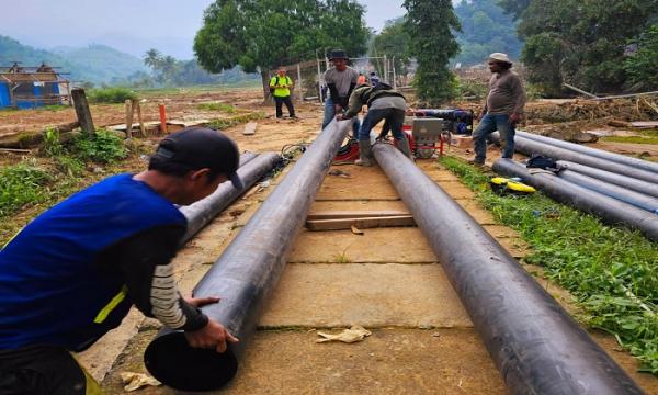Perumda Tirta Rangga dan Pabrik AQUA Subang Distribusikan Air Bersih untuk Korban Longsor