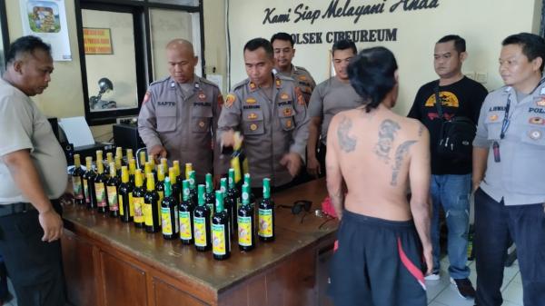 Polsek Cibeureum Polres Tasikmalaya Kota Amankan Puluhan Botol Miras di Bagasi Mobil Warga