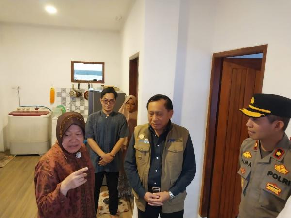 Mensos Tri Rismaharini Serahkan Bantuan Rumah di Ciherang, Cianjur