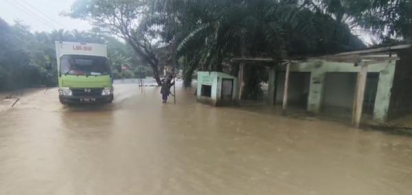 Hujan Deras, Banjir Genangi Jalan Munjul-Cikeusik Pandeglang, Pengendara Diimbau Waspada