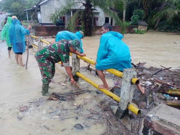 Koramil/0116 Cikeusik Ajak Warga Bersihkan Sampah di Jembatan Curugciung