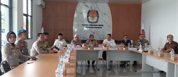 Sehari Menjabat Kapolresta Cirebon, Kombes Pol Sumarni Blusukan ke KPU
