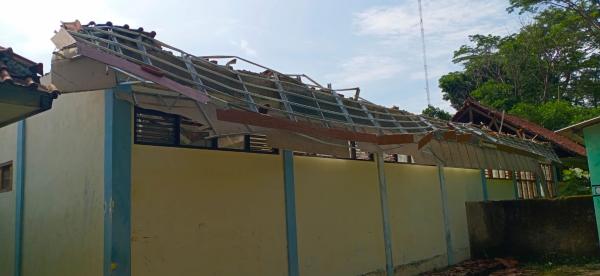 Selamat Karena Berlindung di Kolong Meja saat Atap Ambruk, Siswa SMP di Cirebon Dibekali Ilmu Ini