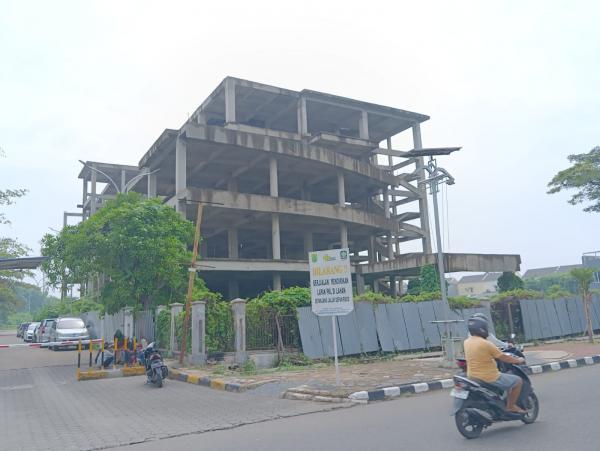 Betulkah Gedung Bernilai Puluhan Miliar di Karawang Jadi Sarang Hantu?