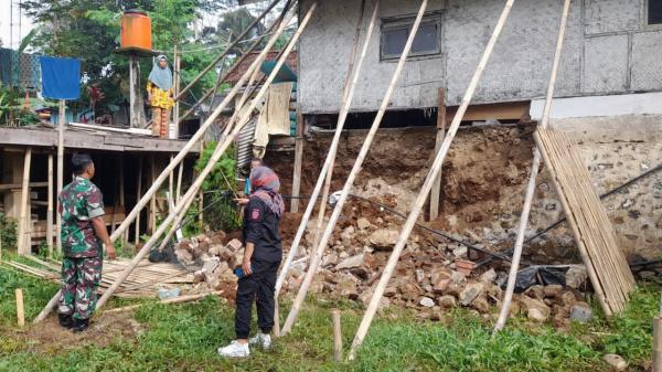 Tanah dan Tembok Penahan Tebing Ambruk, Rumah Abdul Halim di Mangkubumi  Ciamis Terancam Ambruk