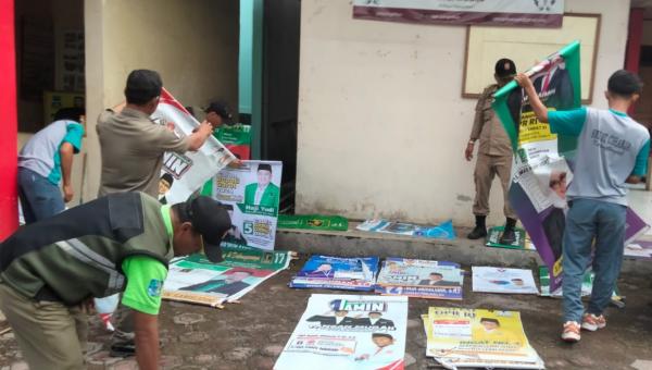 Satpol PP Kecamatan Pangatikan Garut Tertibkan APK Langgar Perda K3