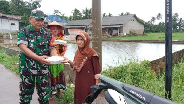 Jumat Berkah Koramil 0104 Cimanuk Lakukan Aksi Bagikan Nasi Kotak