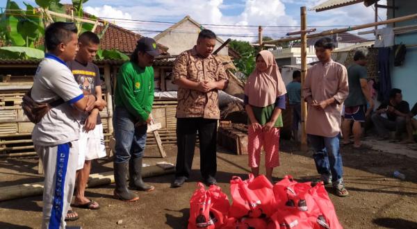 Anggota DPRD Garut Kuatkan Hati Janda Yang Rumahnya Rubuh di Desa Sukawangi
