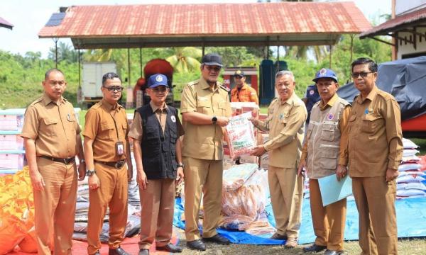Sekda Aceh Utara Serahkan Bantuan untuk 13 Kecamatan Terdampak Banjir
