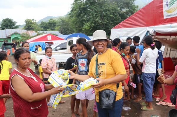 Usai Natal Nasional di Labuan Bajo, Pengurus Parpol ini  Salurkan Bantuan untuk Pengungsi Lewotobi
