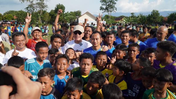 Keseruan Anak-anak SSB di Kuningan saat Bermain Sepak Bola Bareng Iwan Bule