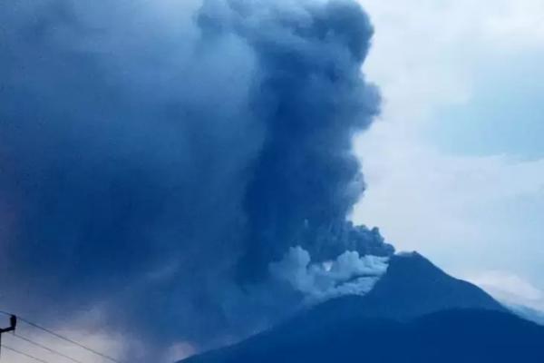 Erupsi, Gunung Lewotobi 8 Kali Keluarkan Lava, Jarak Luncur 2.000 Meter