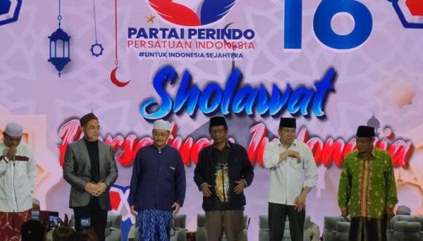 Cawapres Mahfud MD,  HT dan KH. Said Aqil Siroj Hadiri  Sholawat Persatuan Indonesia di Lamongan
