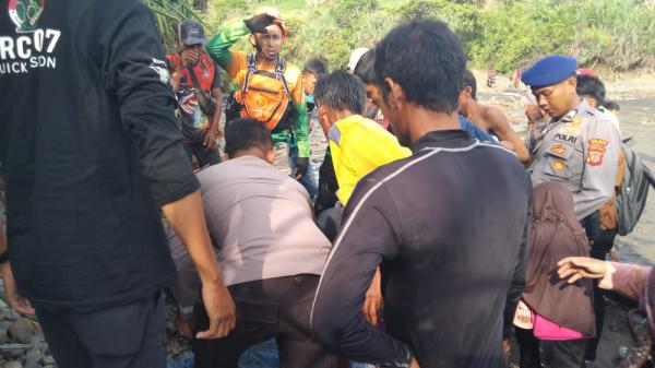Polisi Temukan Nelayan Yang Hilang Terseret Ombak di Pantai Cicula Garut