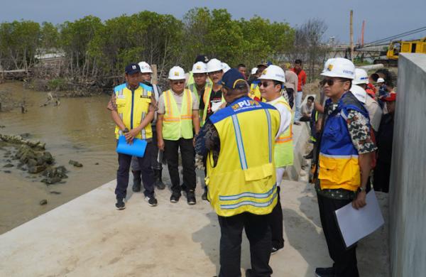 Tinjau Pembangunan Sheet Pile Tambak Lorok, Vino: Solusi Atasi Banjir Rob Laut di Pesisir Semarang