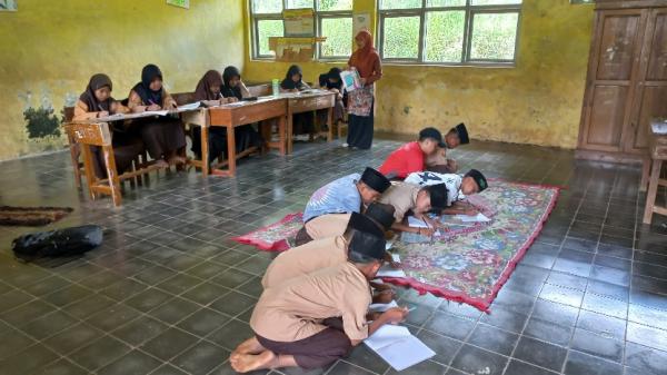 Murid SD Tamanggung Tasikmalaya Bertahun-tahun Belajar Lesehan di Lantai Beralaskan Karpet