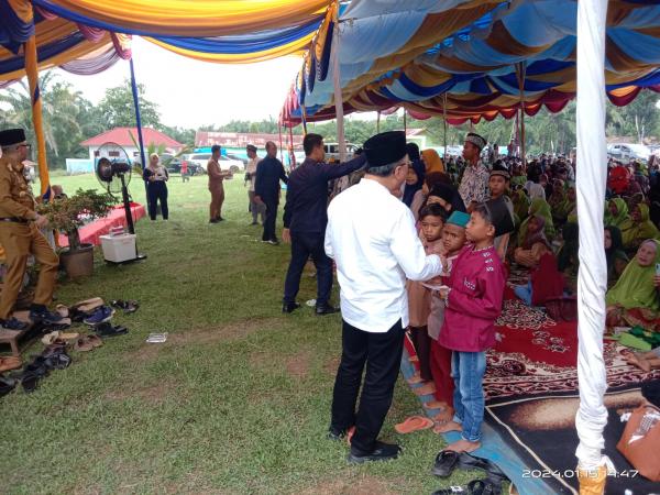 Anggota DPR RI Marwan Cik Asan berikan Santunan kepada Anak Yatim di Rebang Tangkas