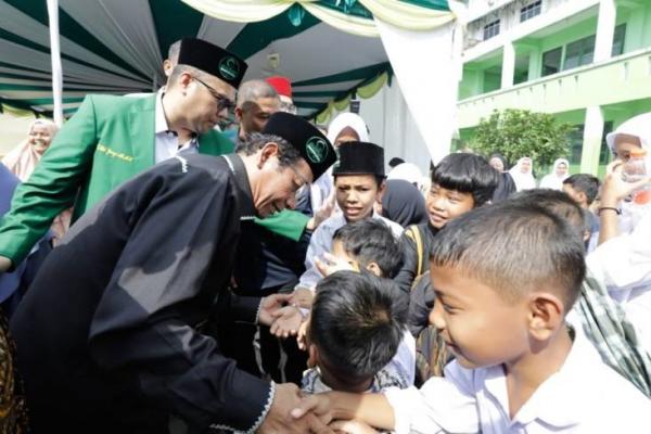 Cawapres Mahfud MD : Merawat Anak Yatim Adalah Perintah Konstitusi